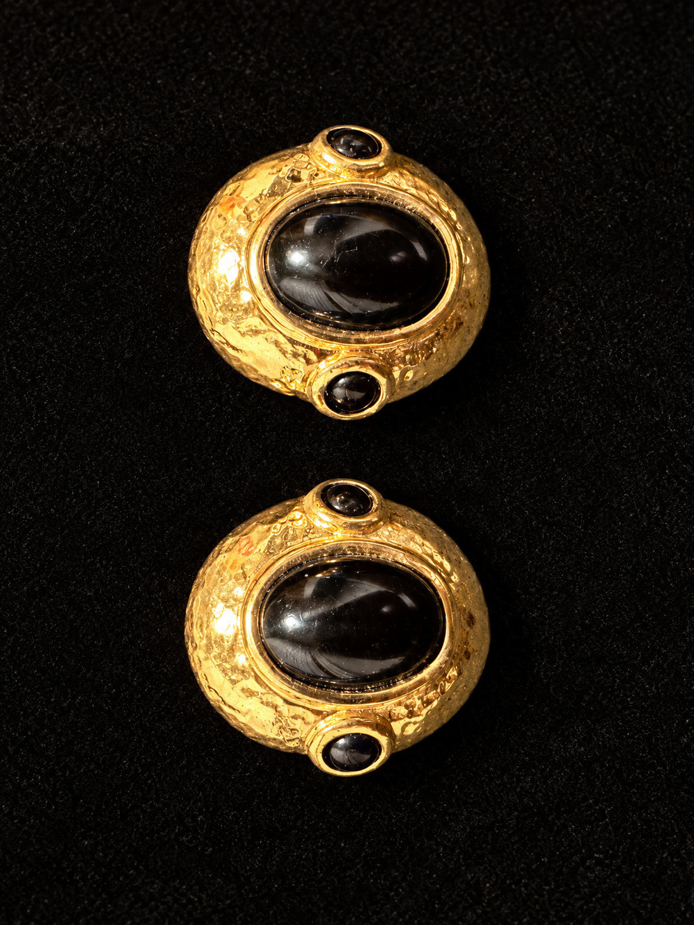 ⚜️ Bold Cabochon Clip-Ons | Hammered Gold-Tone & Black | Statement 💗